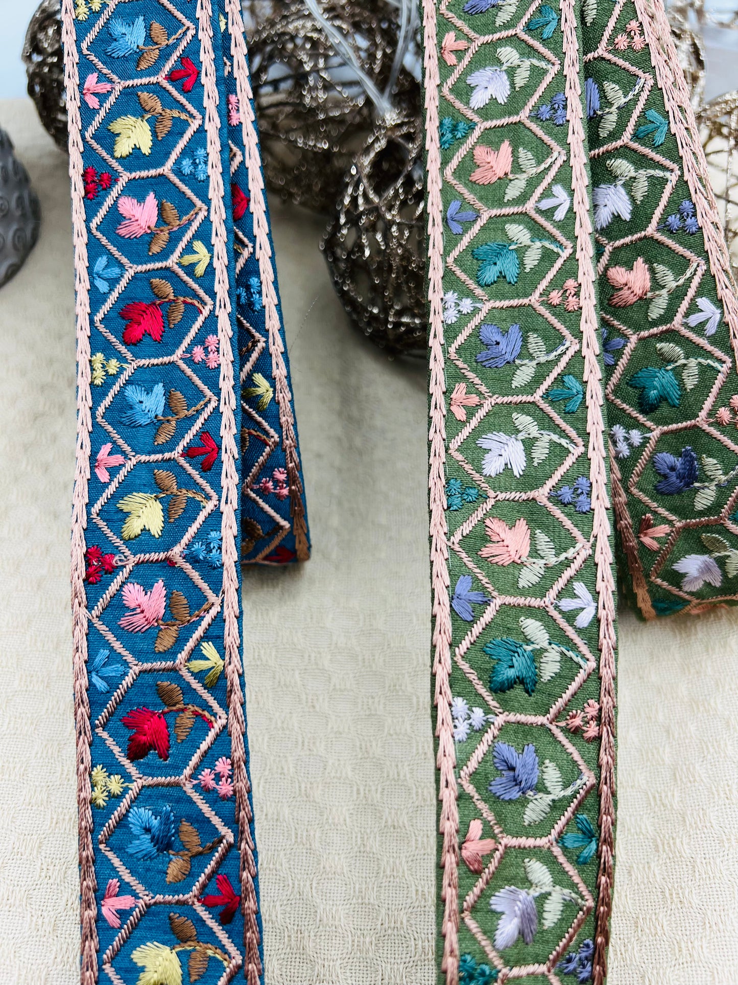 Galon Brodé à Motifs Floraux