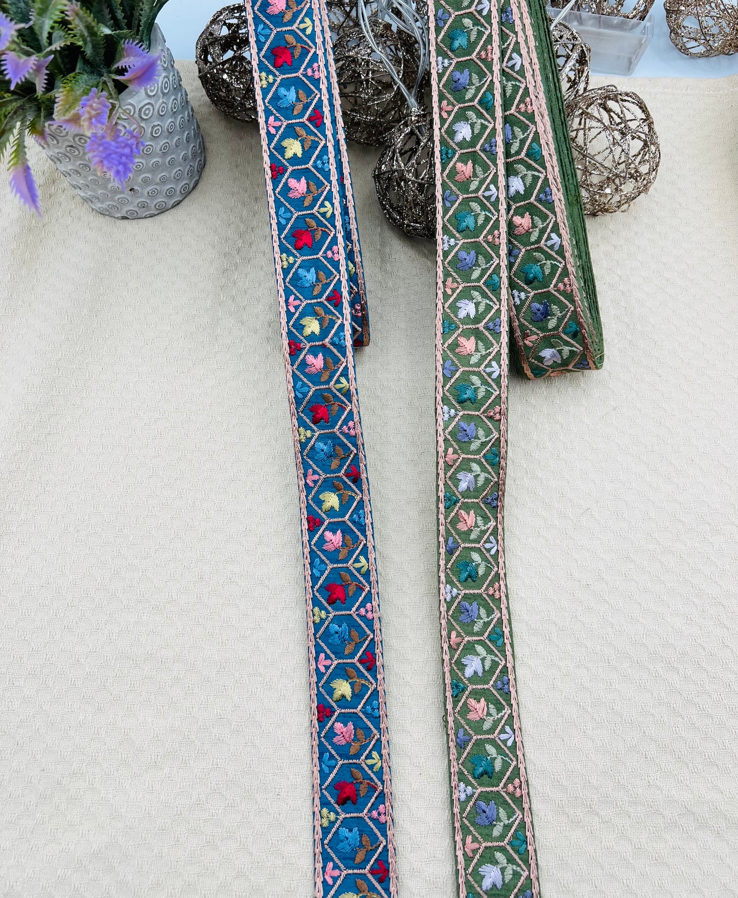 Galon Brodé à Motifs Floraux