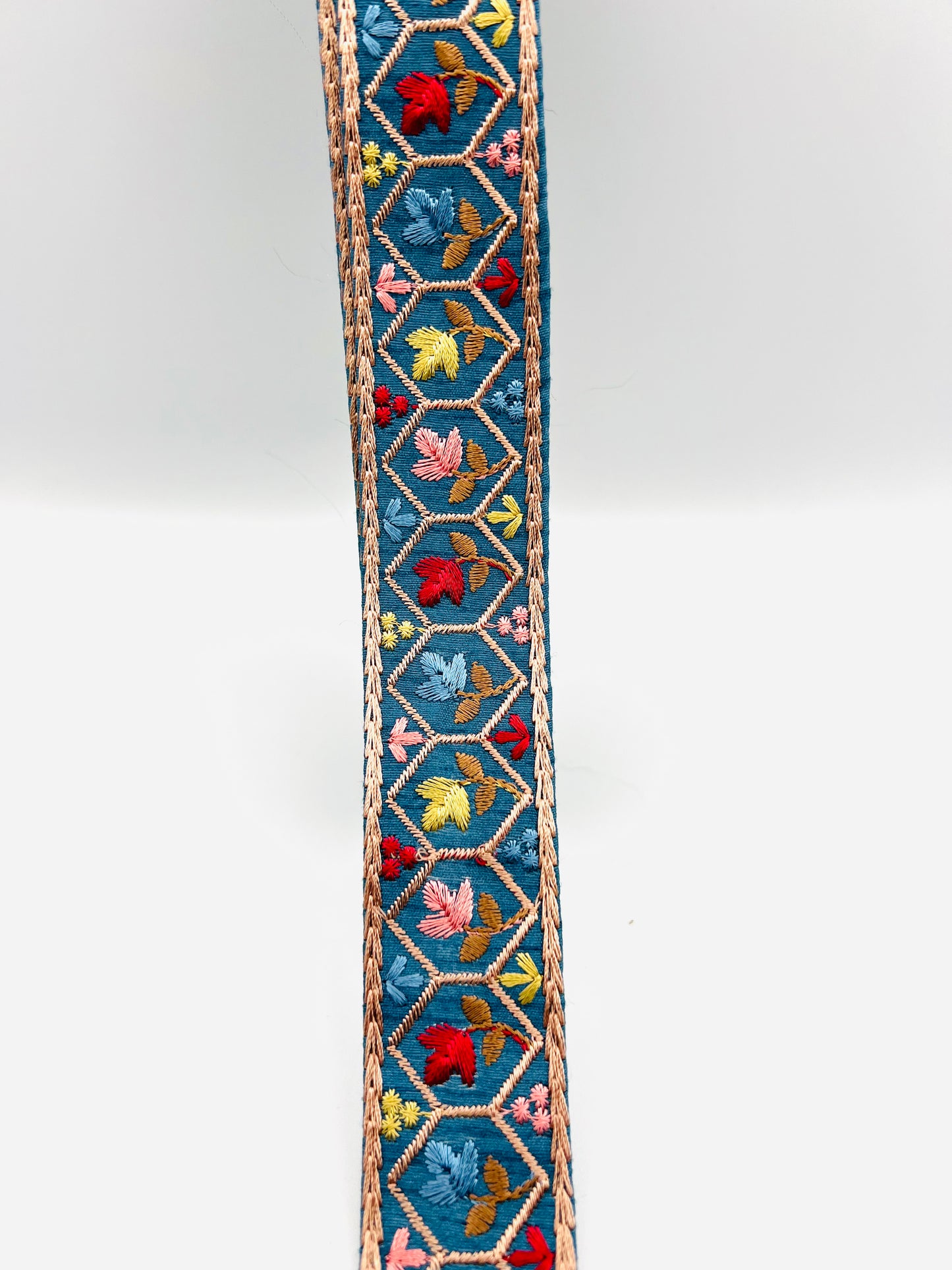 Galon Brodé à Motifs Floraux