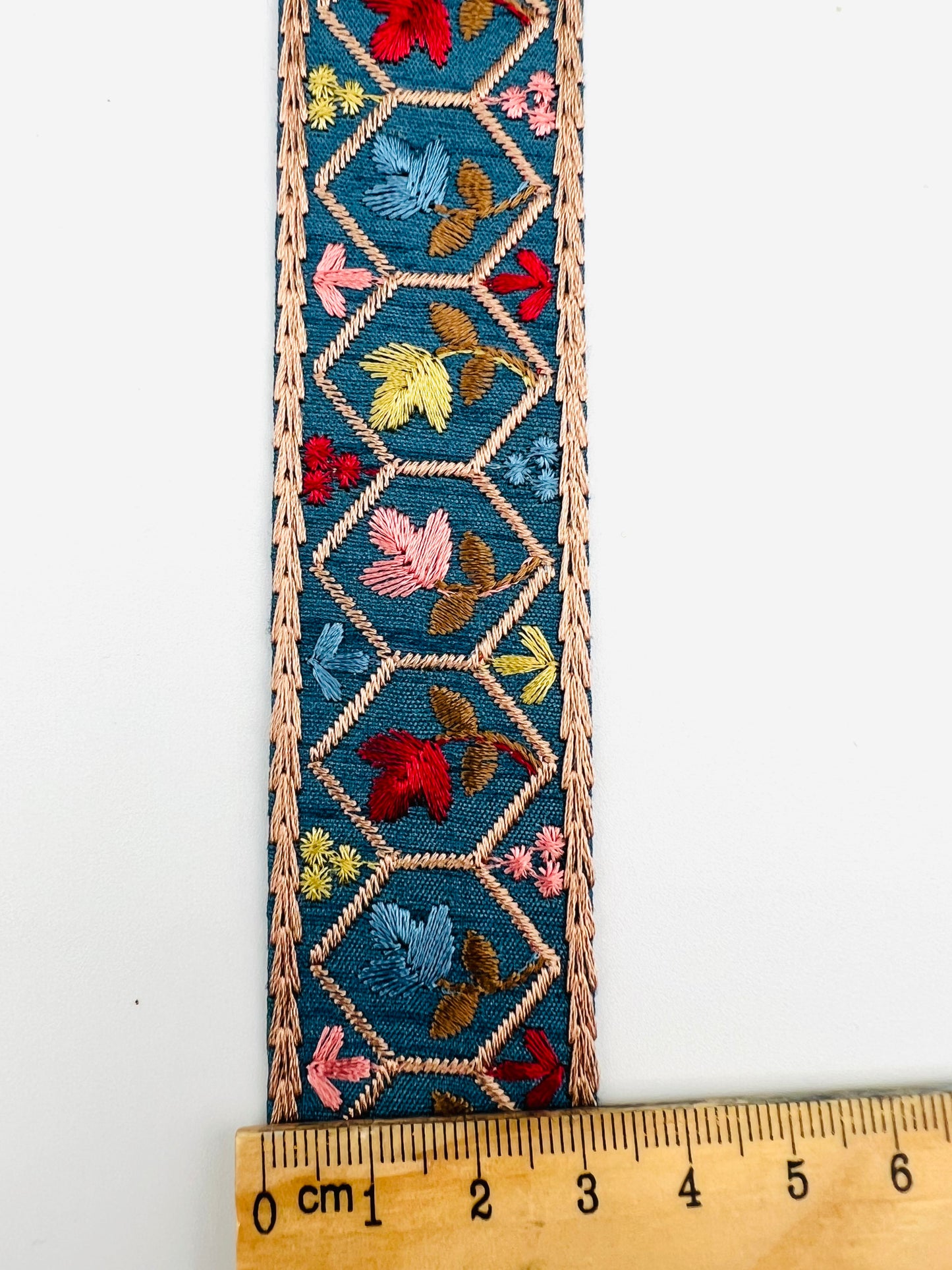 Galon Brodé à Motifs Floraux