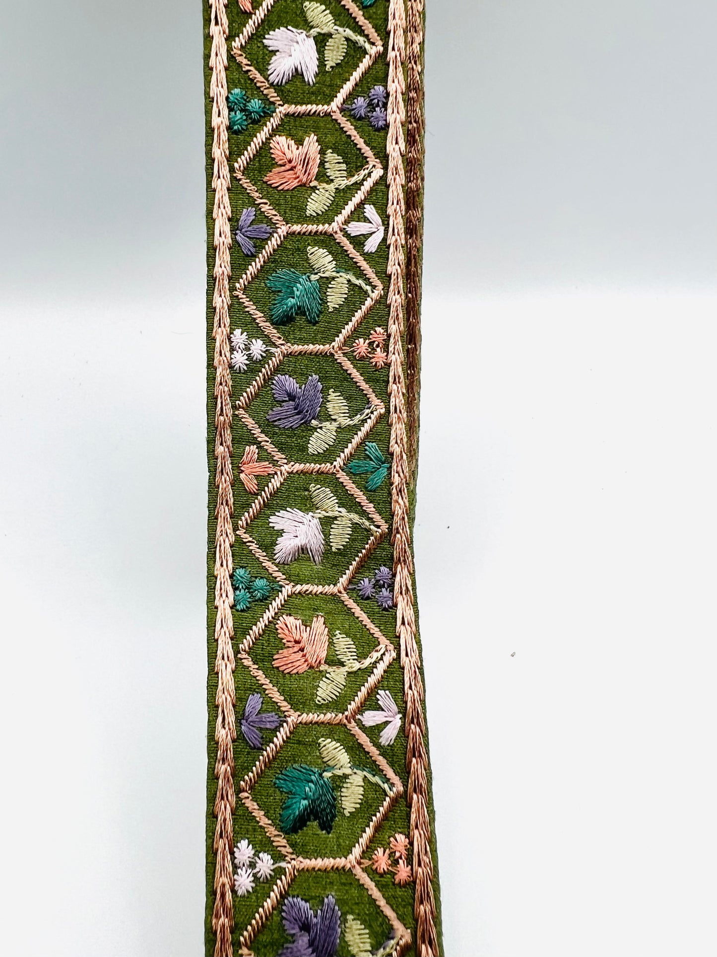 Galon Brodé à Motifs Floraux