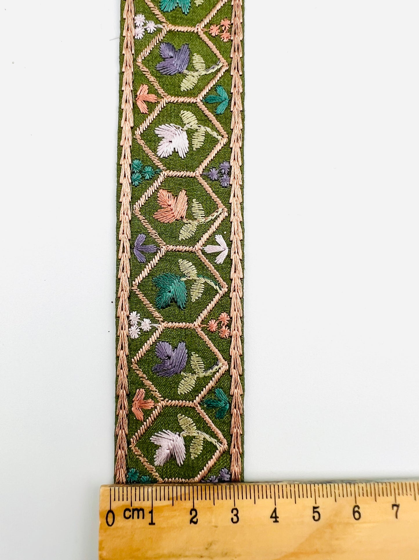 Galon Brodé à Motifs Floraux