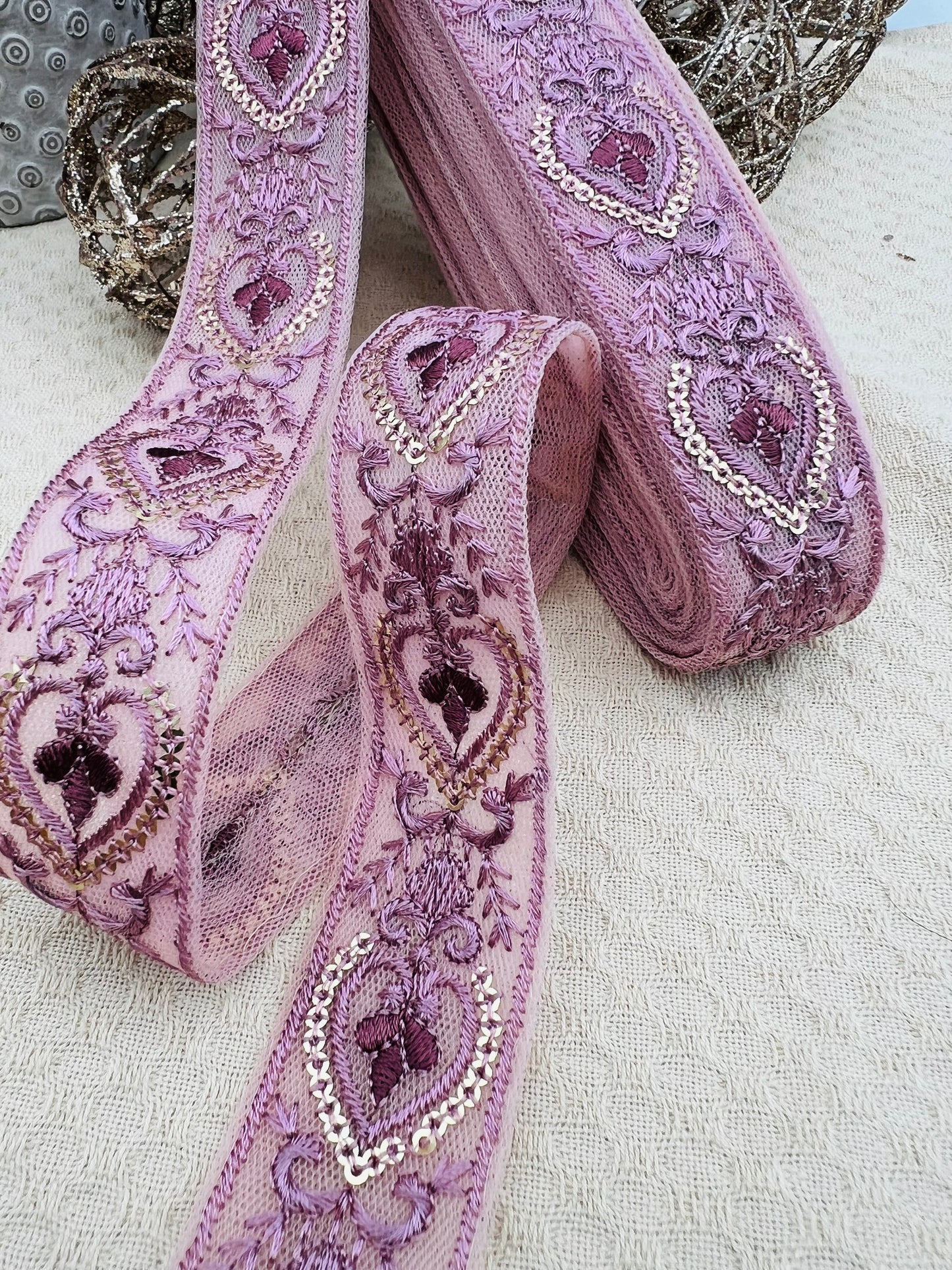 Galon Brodé Rose Mauve avec Sequins – Motif Baroque Élégant