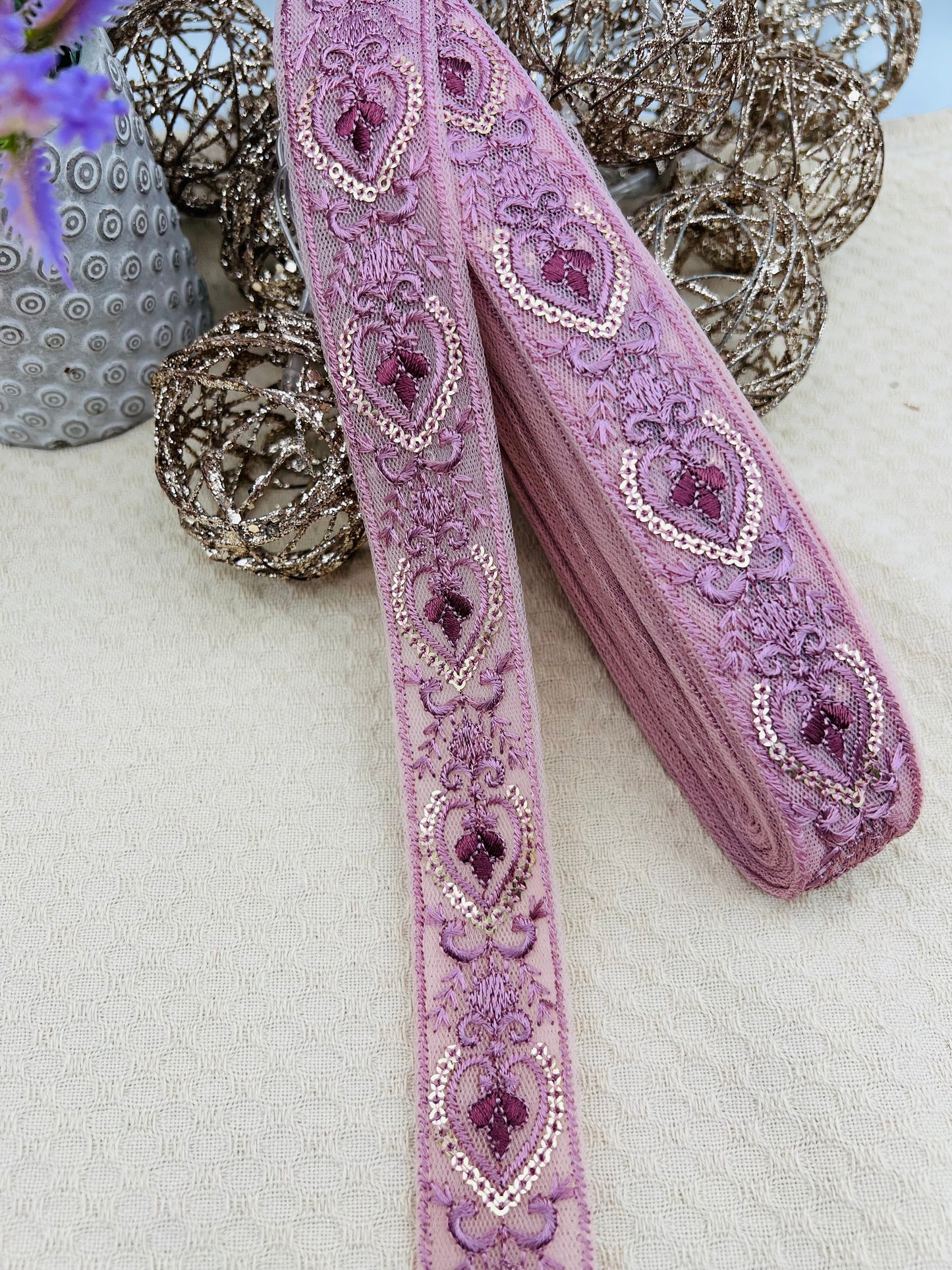 Galon Brodé Rose Mauve avec Sequins – Motif Baroque Élégant