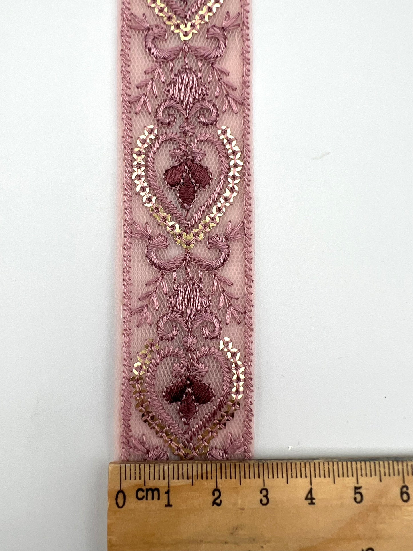 Galon Brodé Rose Mauve avec Sequins – Motif Baroque Élégant