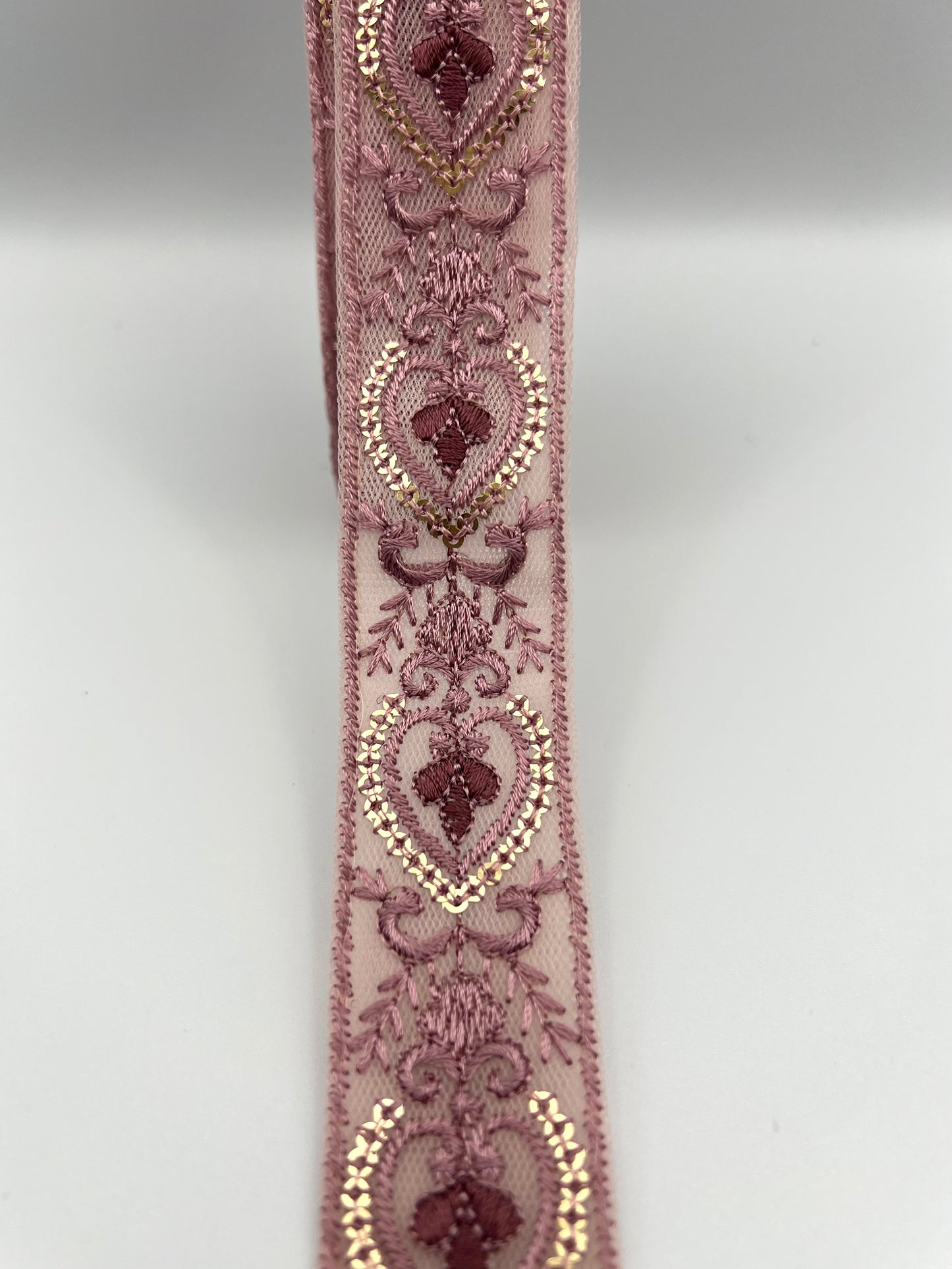 Galon Brodé Rose Mauve avec Sequins – Motif Baroque Élégant