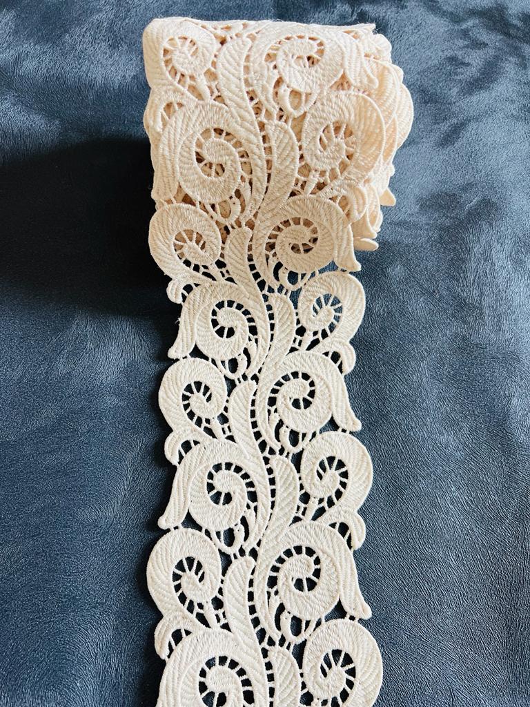 Galon beige écru épais en dentelle large