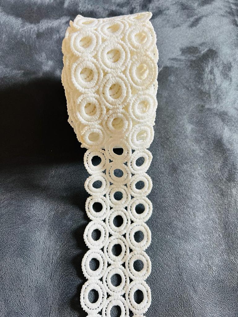 Galon large blanc composé de rangées de petits cercles