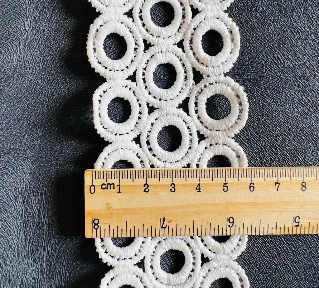 Galon large blanc composé de rangées de petits cercles