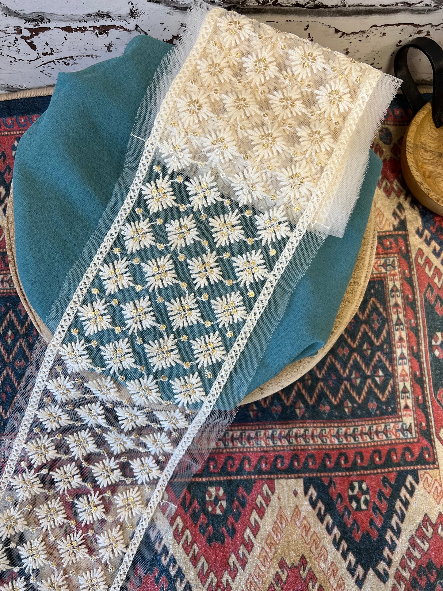 Galon ivoire brodé lumineux avec sequins dorés