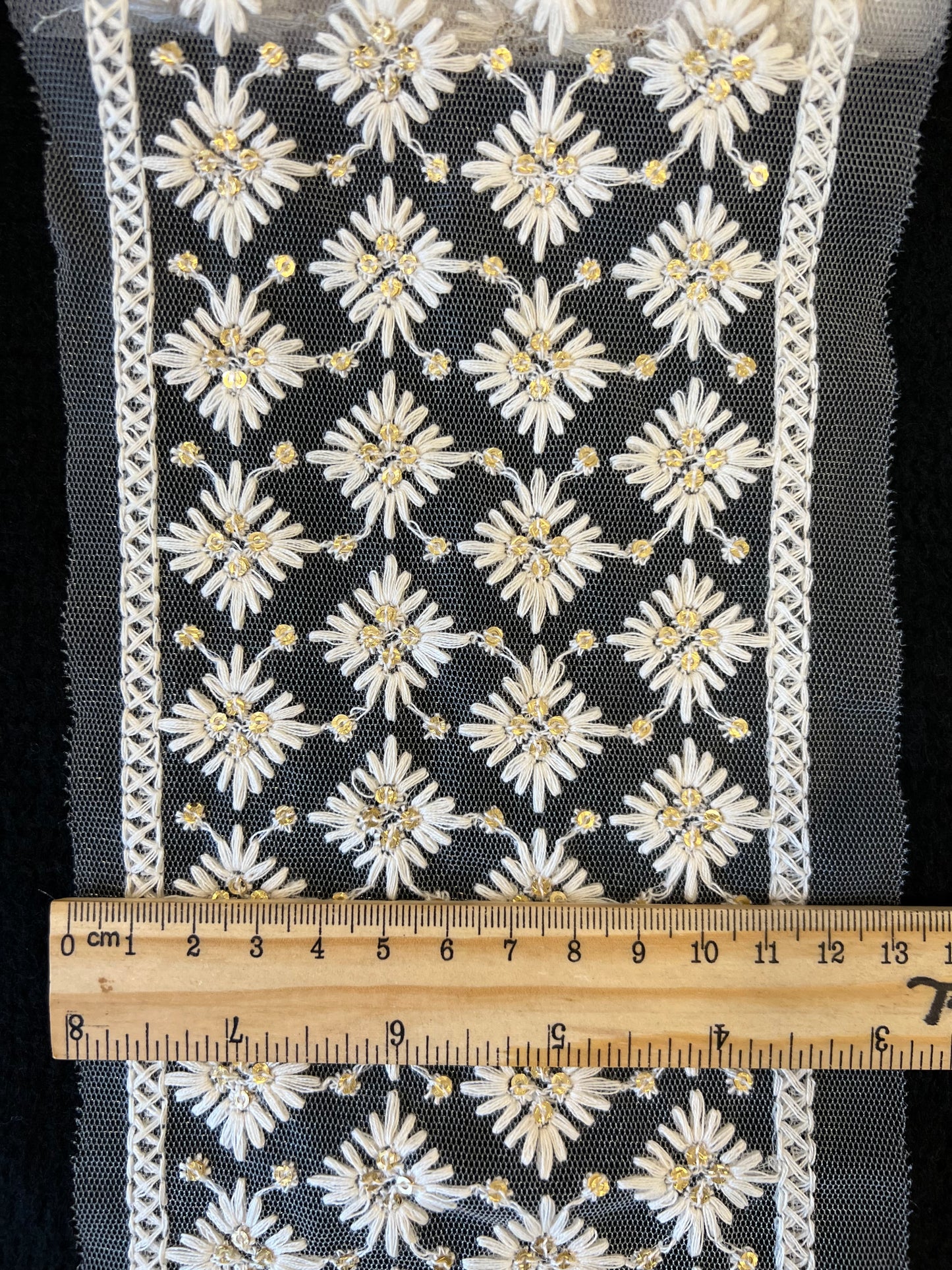 Galon ivoire brodé lumineux avec sequins dorés