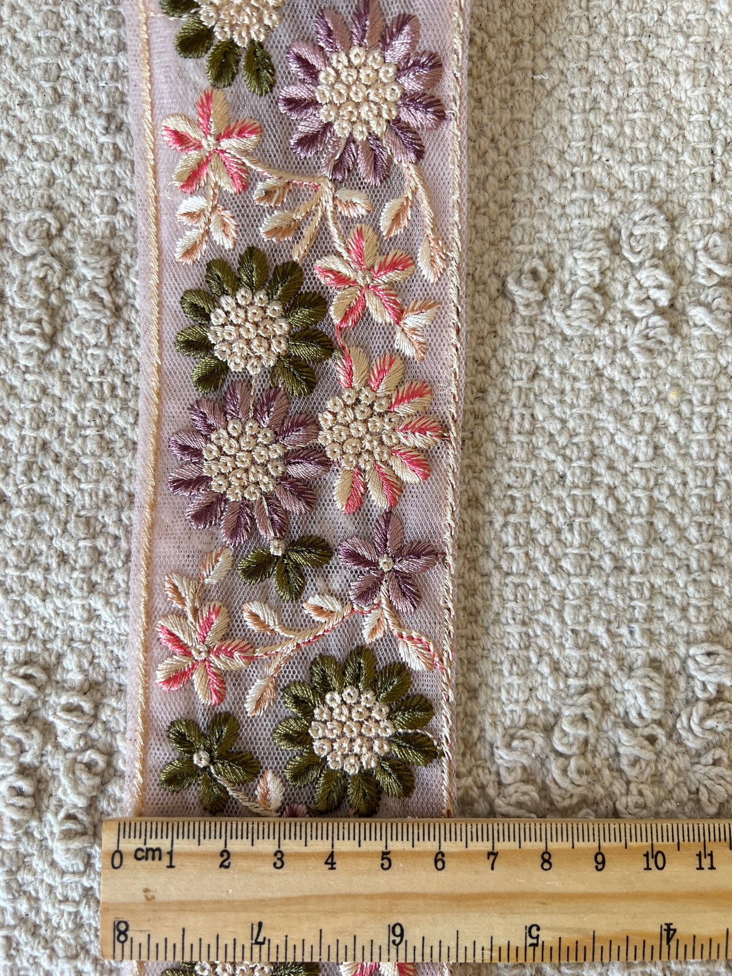 Galon brodé à fleurs avec mini sequins transparents et fils dorés. Différents coloris