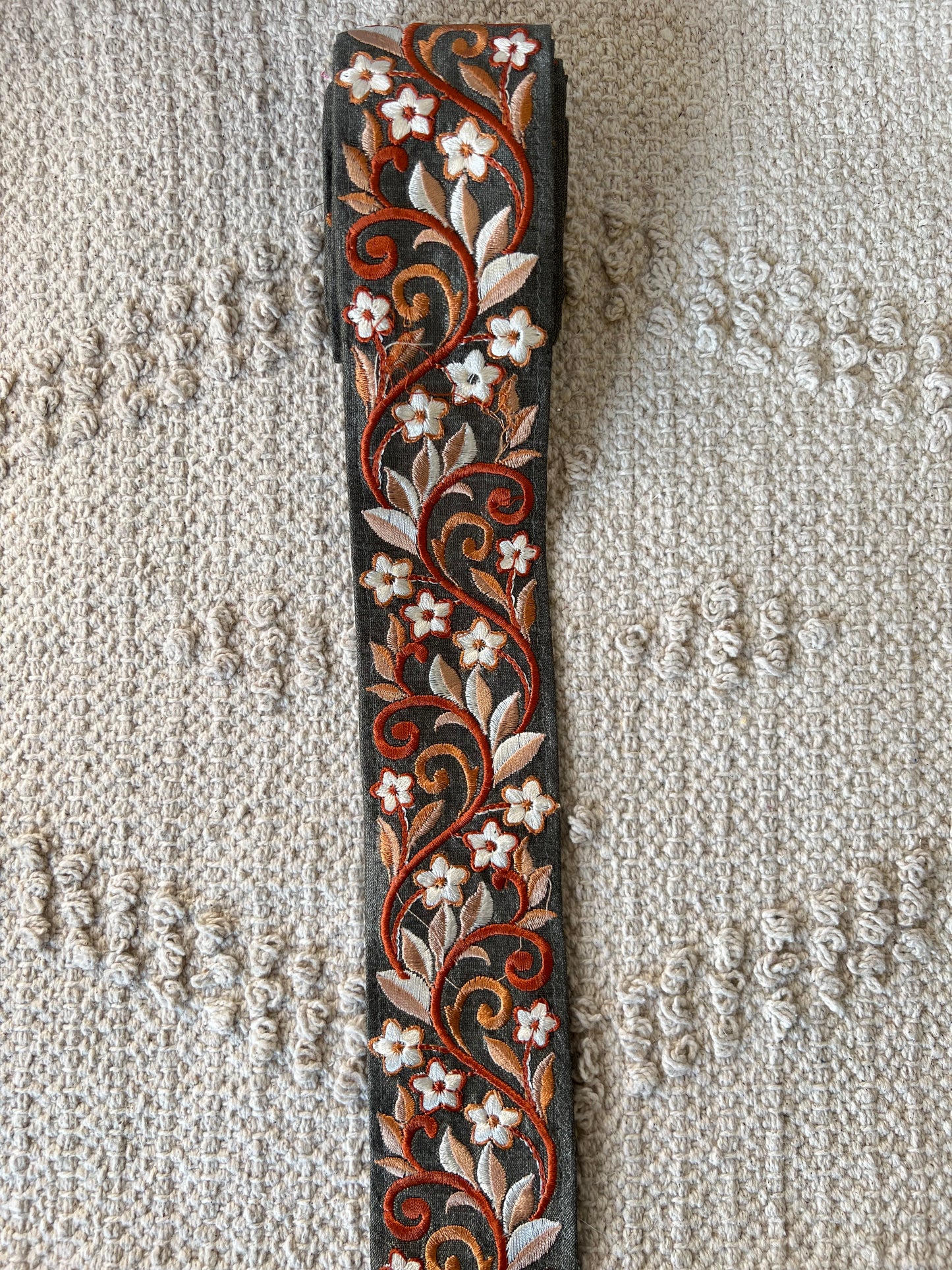 Galon inspiration médiévale brodé de fils marron et beige. Différents coloris.