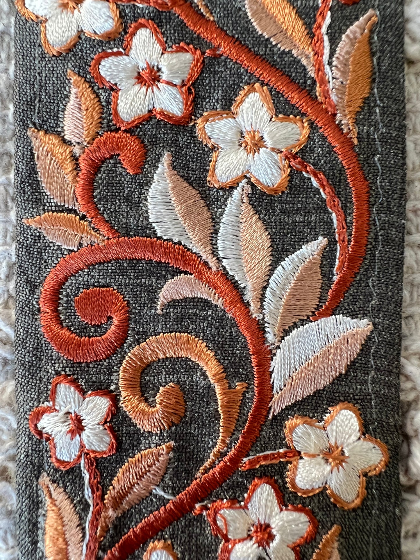 Galon inspiration médiévale brodé de fils marron et beige. Différents coloris.
