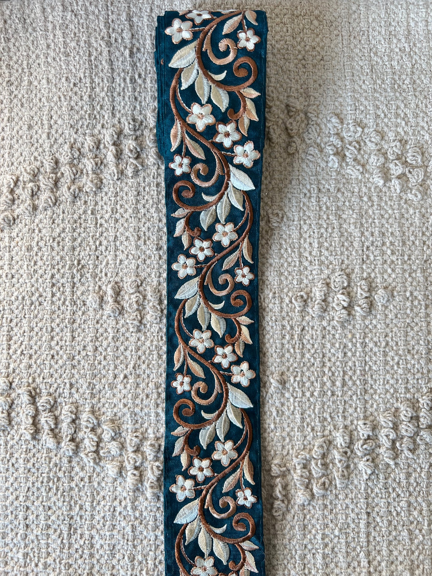 Galon inspiration médiévale brodé de fils marron et beige. Différents coloris.