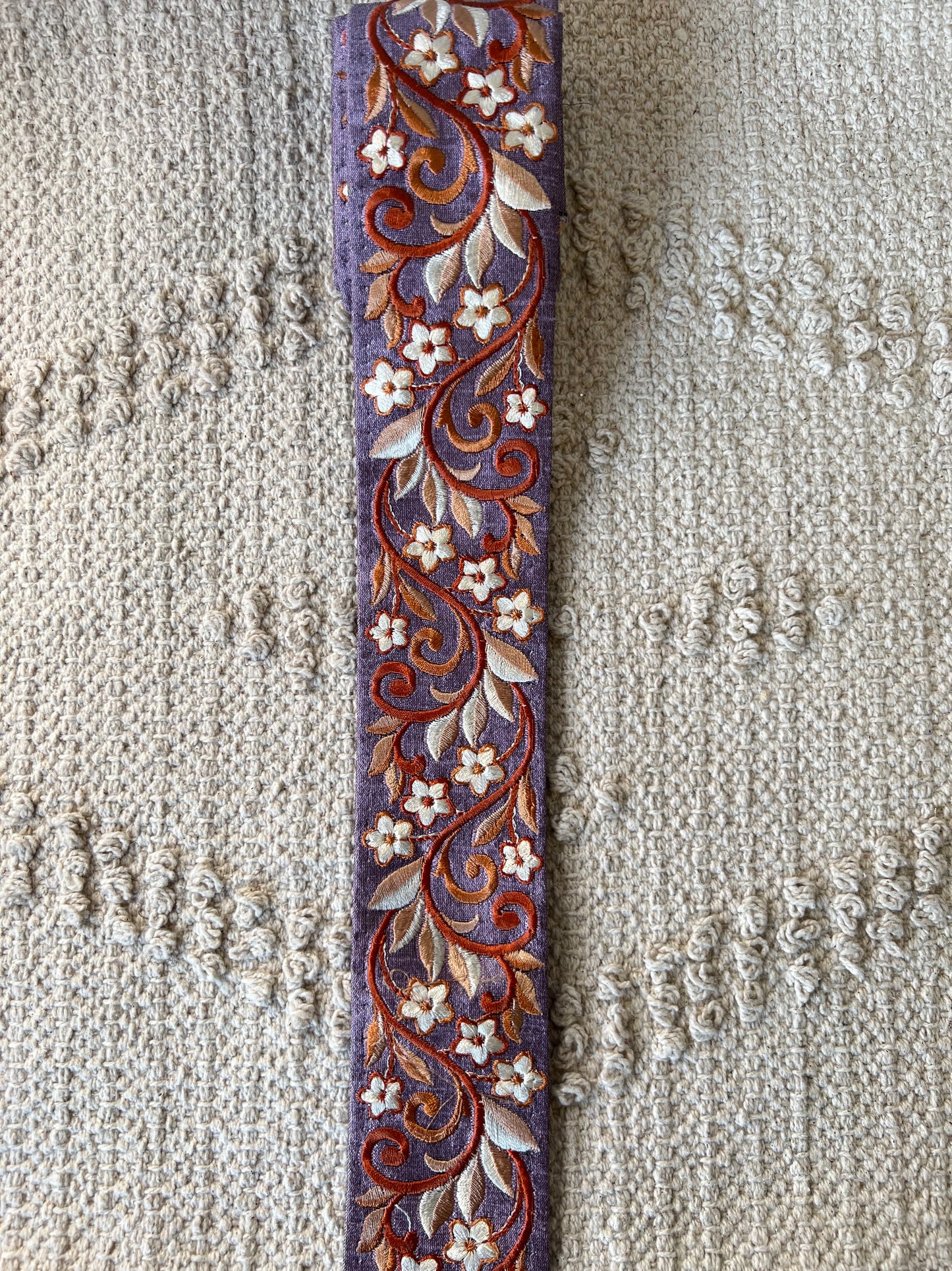 Galon inspiration médiévale brodé de fils marron et beige. Différents coloris.