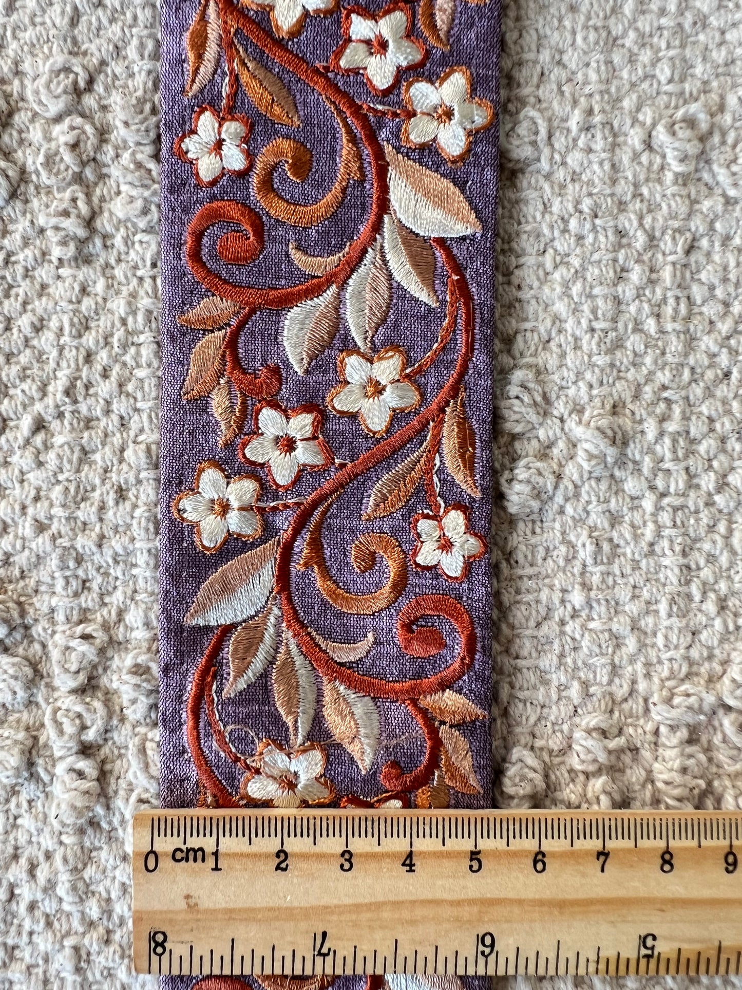Galon inspiration médiévale brodé de fils marron et beige. Différents coloris.