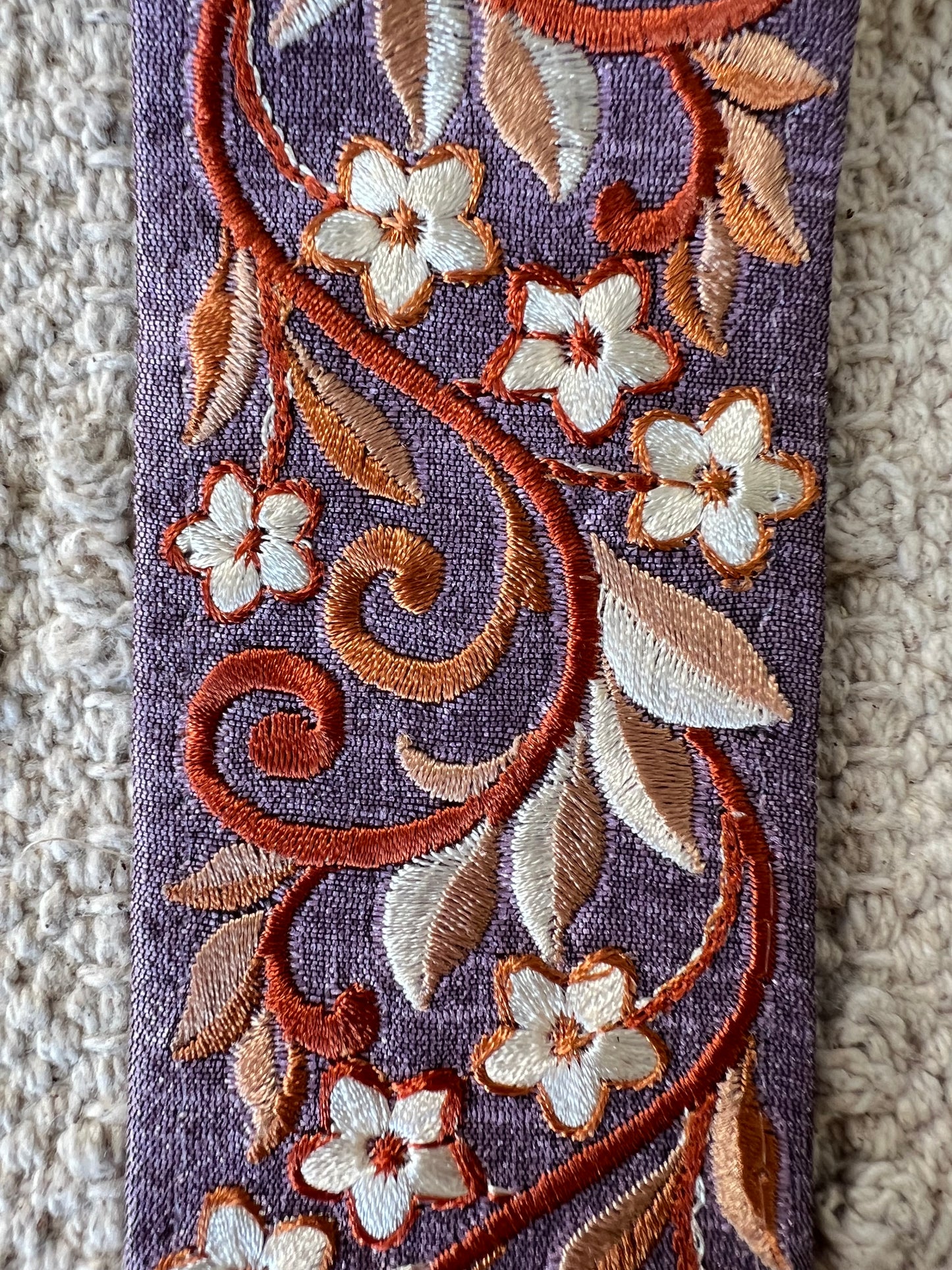 Galon inspiration médiévale brodé de fils marron et beige. Différents coloris.