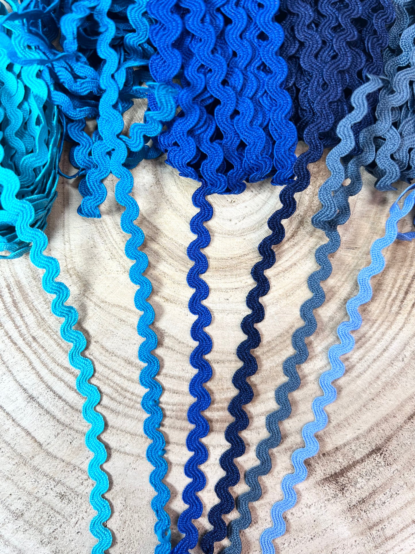 Galon serpentine extra fin. 40 couleurs.