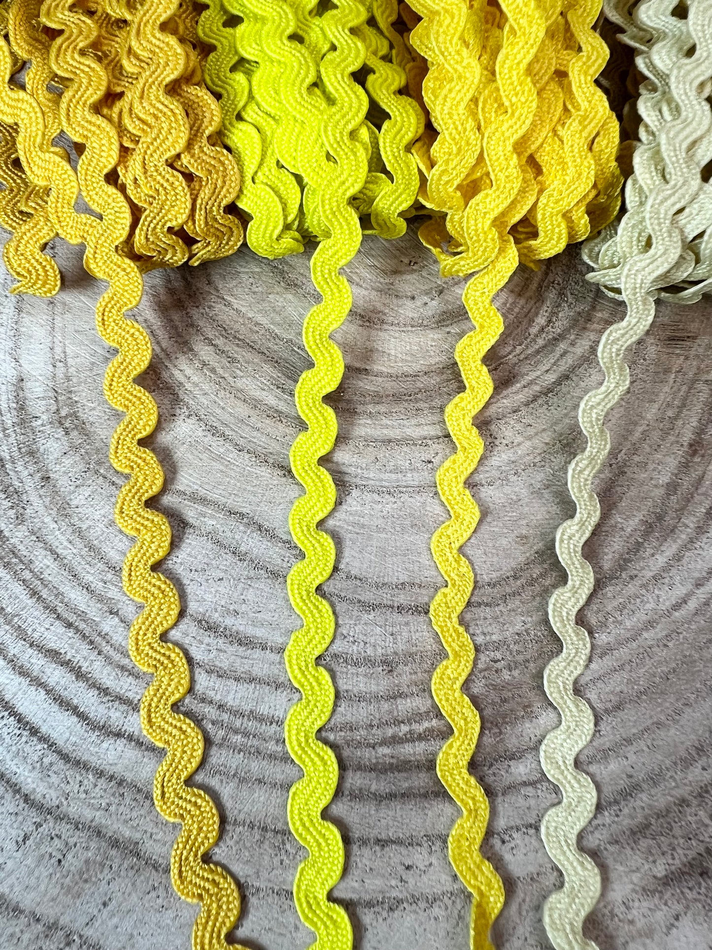 Galon serpentine extra fin. 40 couleurs.