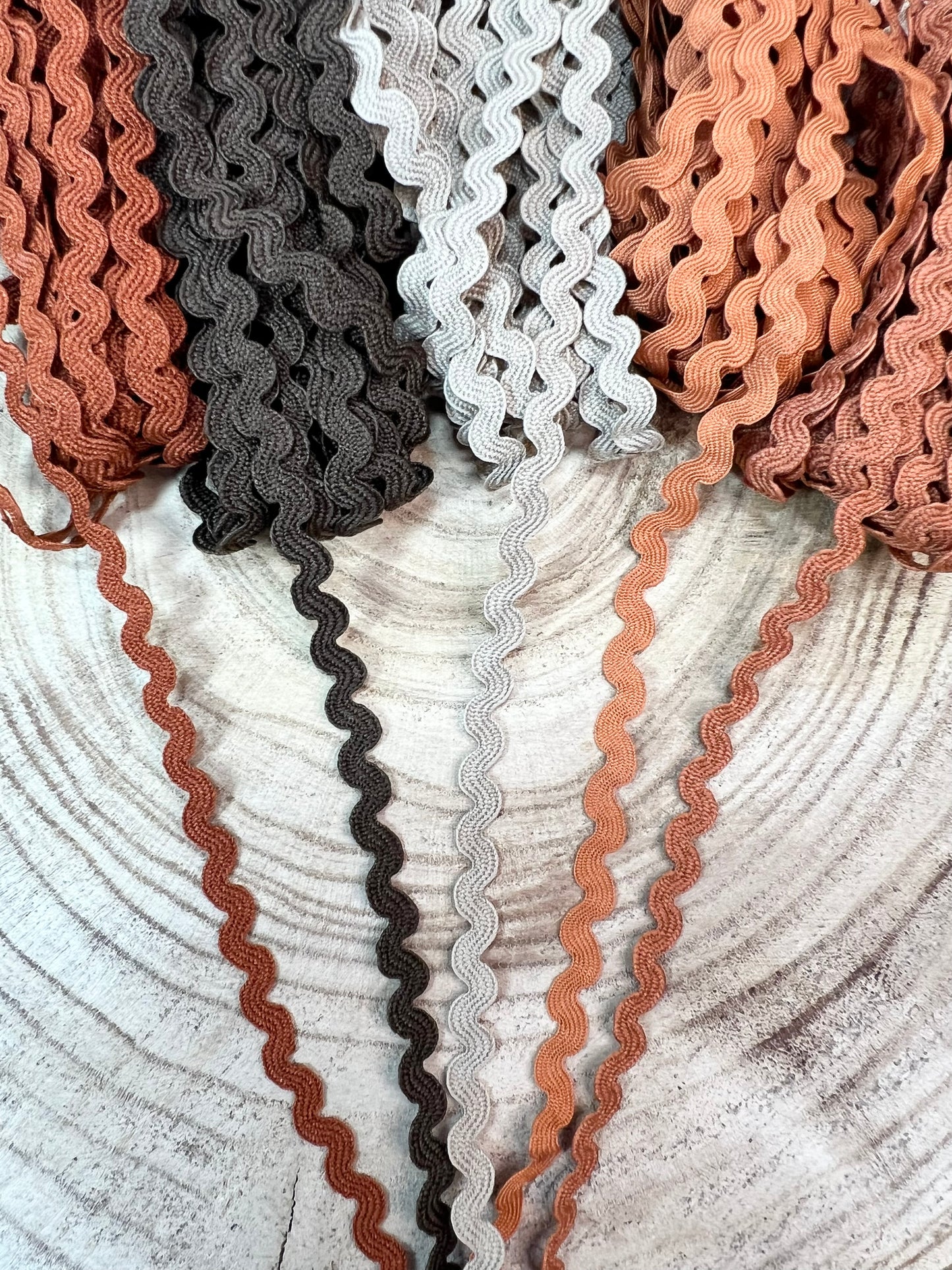 Galon serpentine extra fin. 40 couleurs.