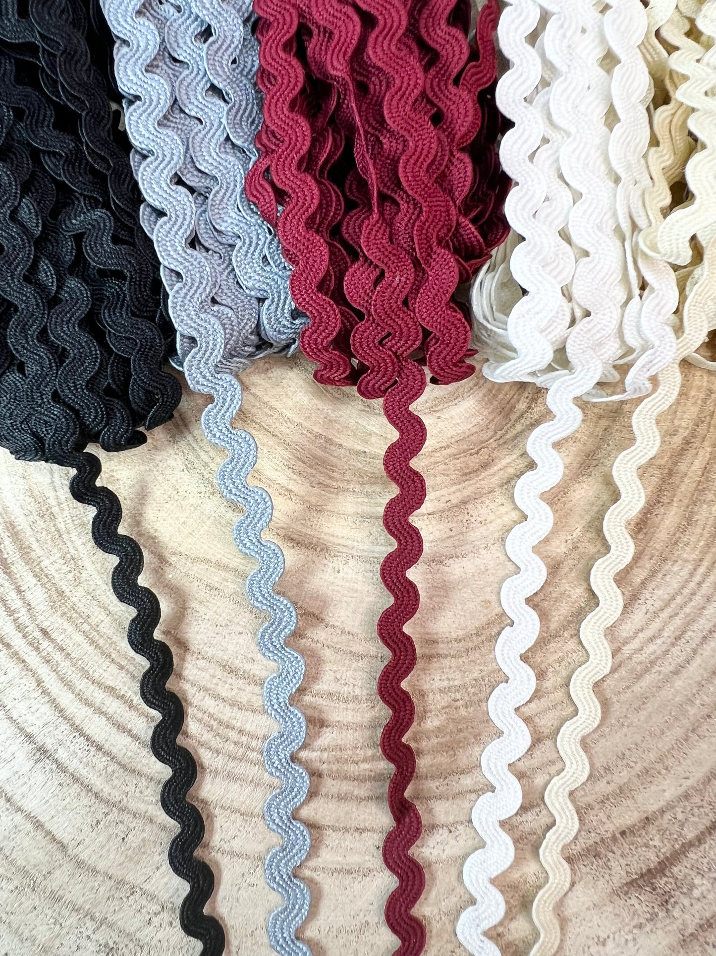 Galon serpentine extra fin. 40 couleurs.