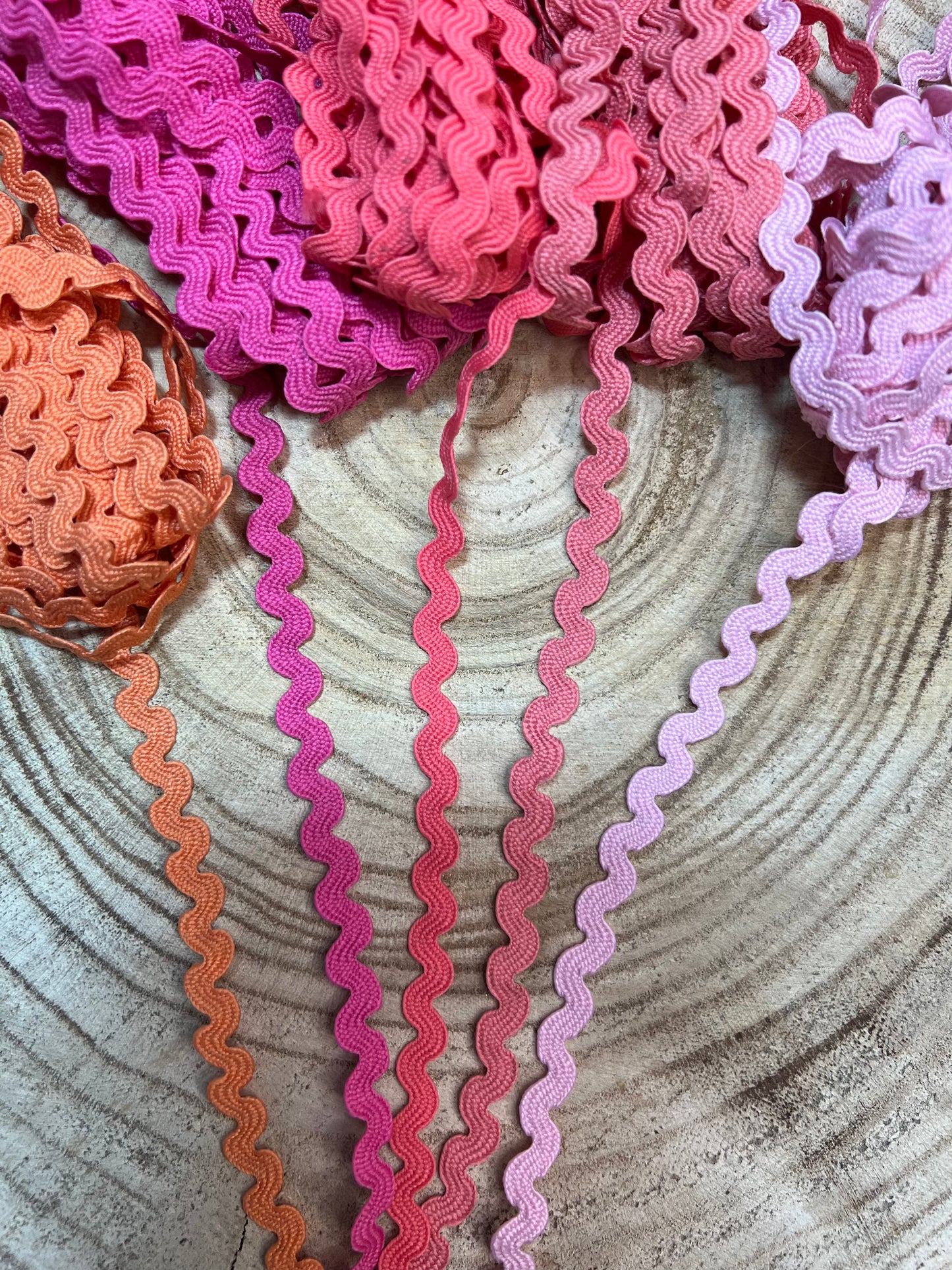 Galon serpentine extra fin. 40 couleurs.