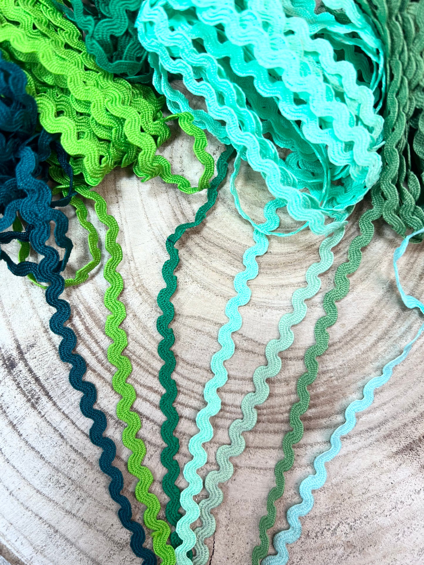 Galon serpentine extra fin. 40 couleurs.