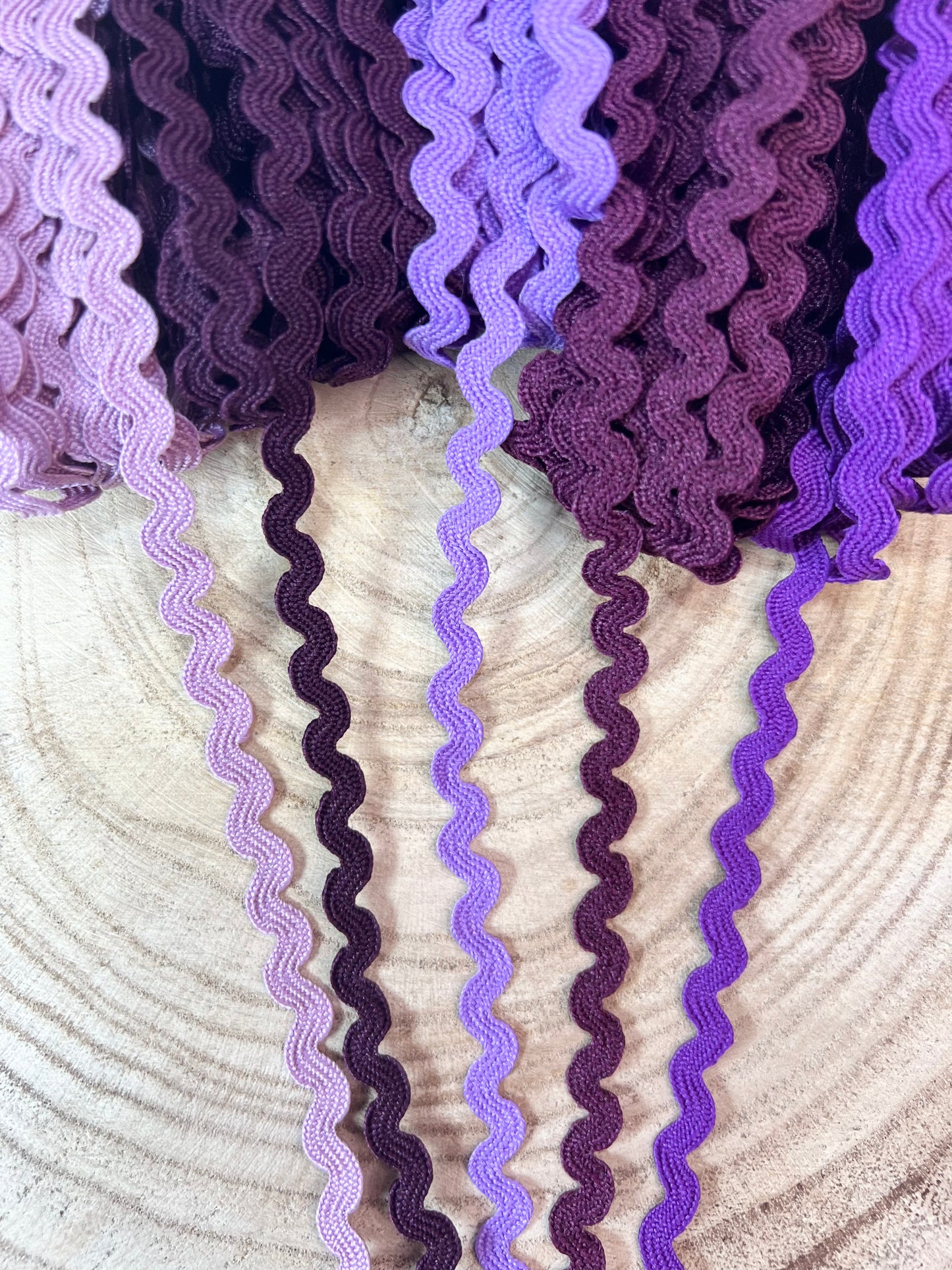 Galon serpentine extra fin. 40 couleurs.