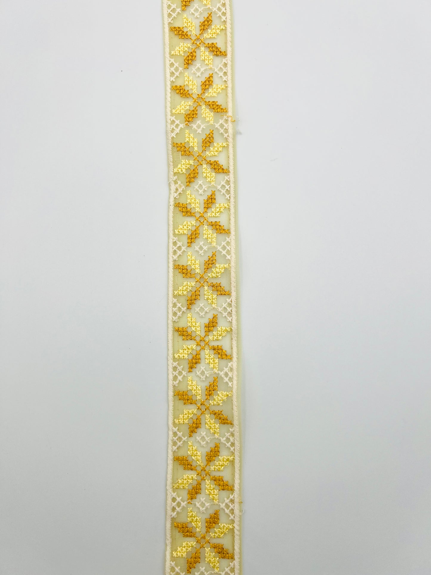 Galon Organza Brodé Fleurs Géométriques – 4 Coloris Doux au Choix
