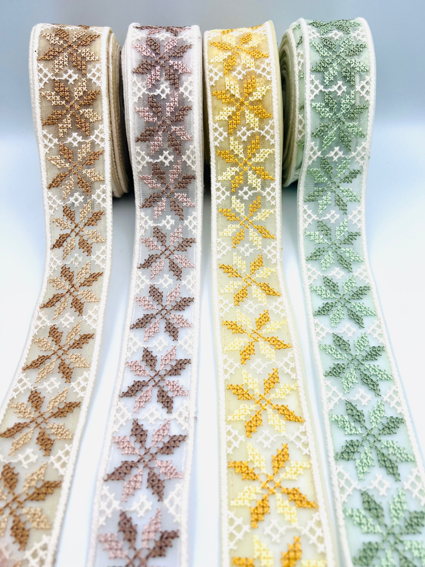 Galon Organza Brodé Fleurs Géométriques – 4 Coloris Doux au Choix