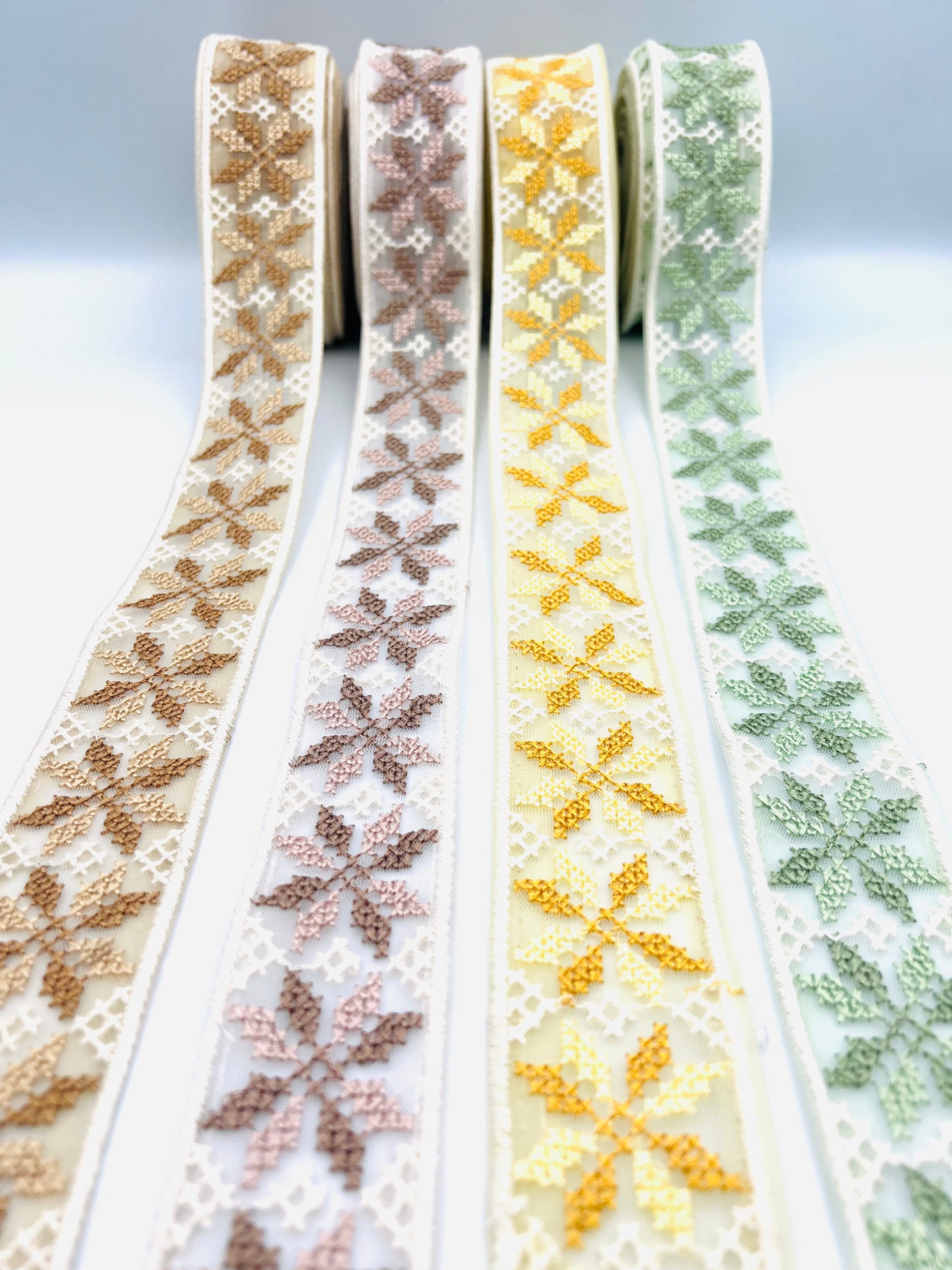 Galon Organza Brodé Fleurs Géométriques – 4 Coloris Doux au Choix