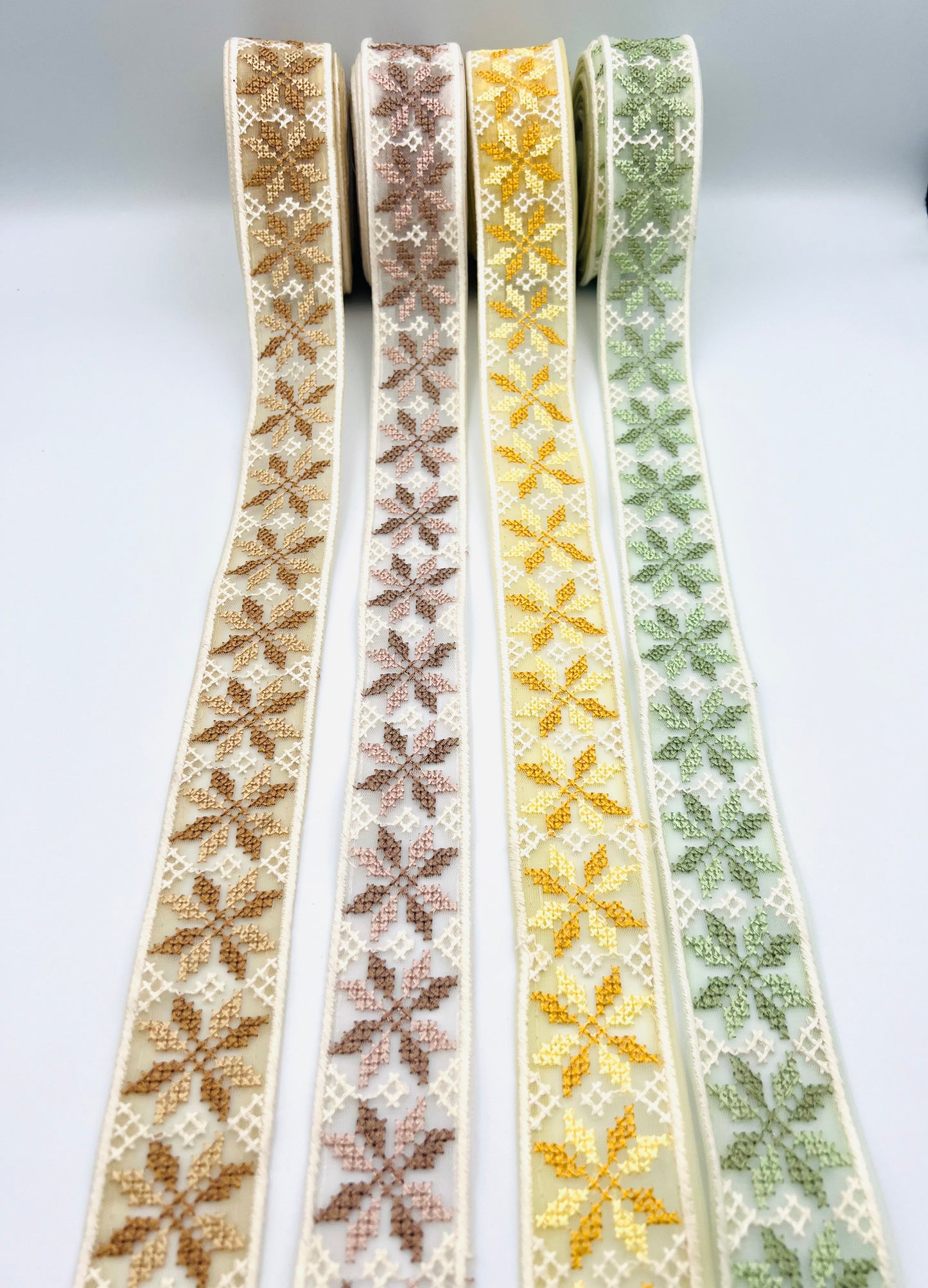 Galon Organza Brodé Fleurs Géométriques – 4 Coloris Doux au Choix