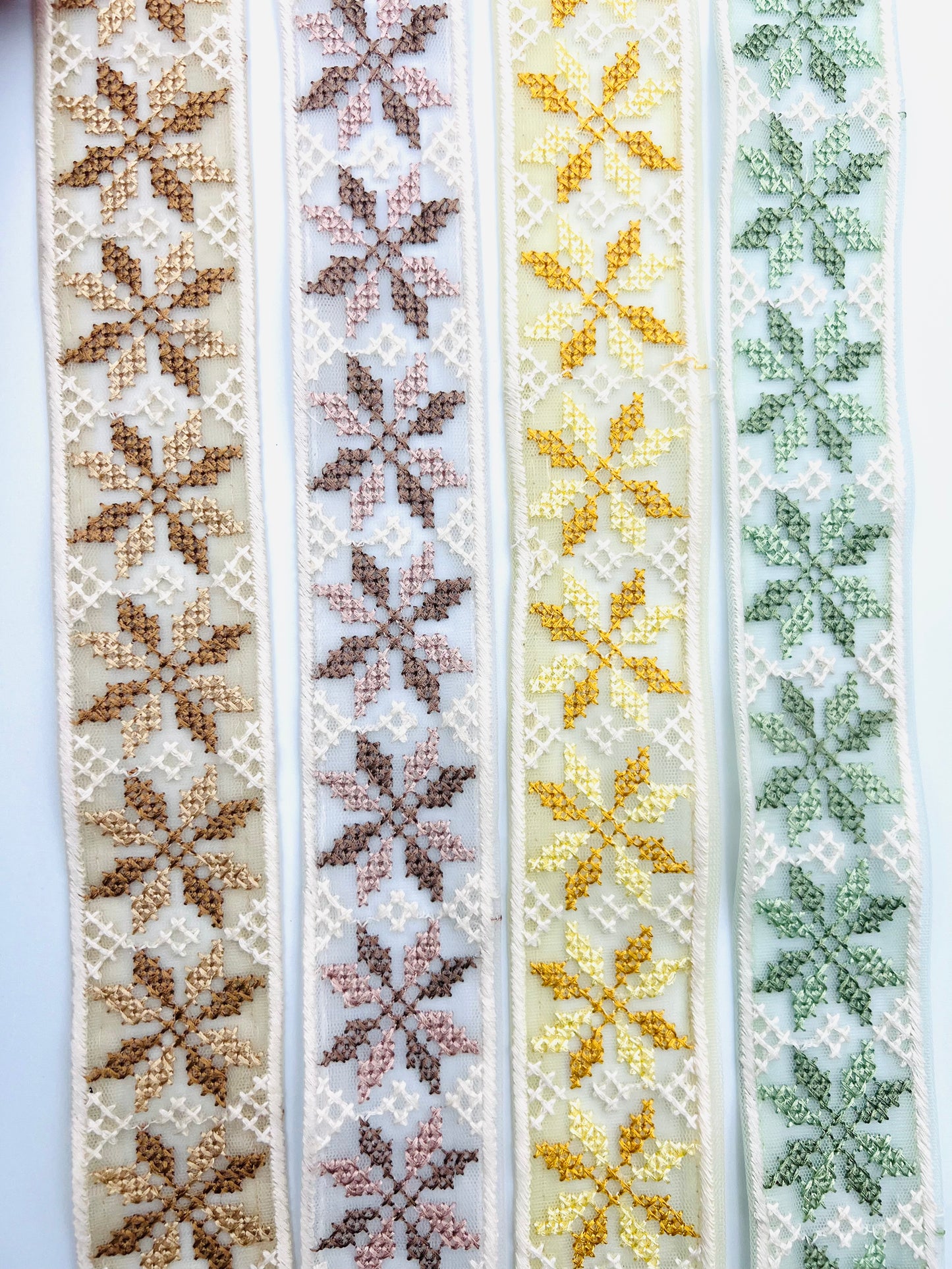Galon Organza Brodé Fleurs Géométriques – 4 Coloris Doux au Choix