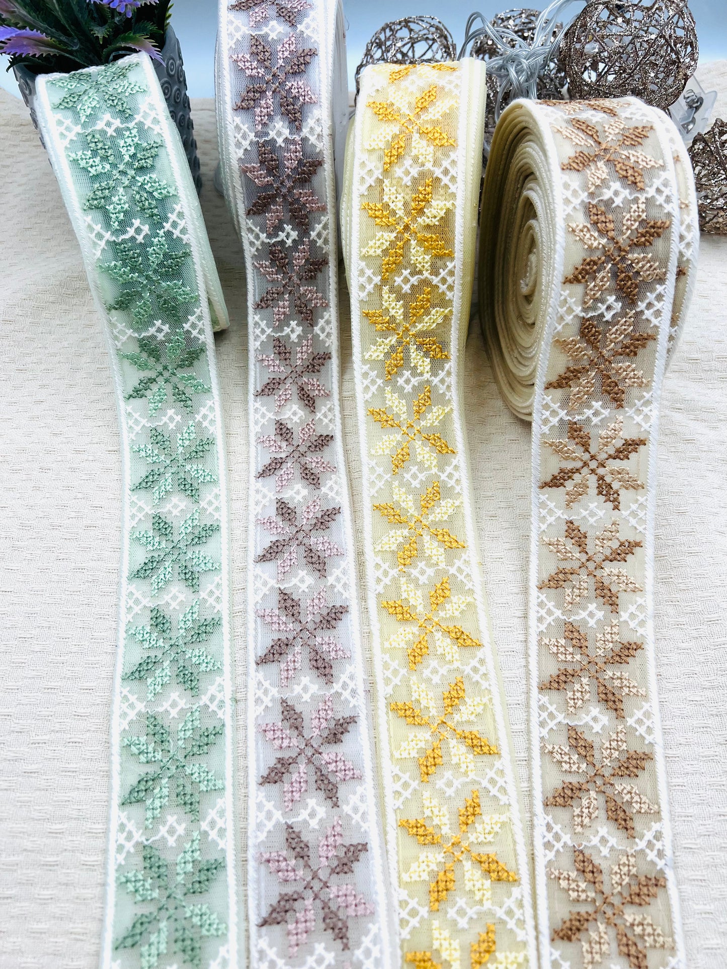Galon Organza Brodé Fleurs Géométriques – 4 Coloris Doux au Choix