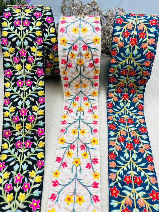 Galon Large Brodé à Fleurs Vives – Noir, Écru ou Bleu Roi