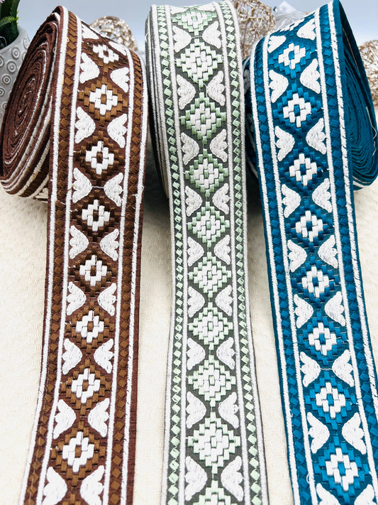 Galon Tissé à Motifs Blancs – Marron, Vert ou Bleu Roi