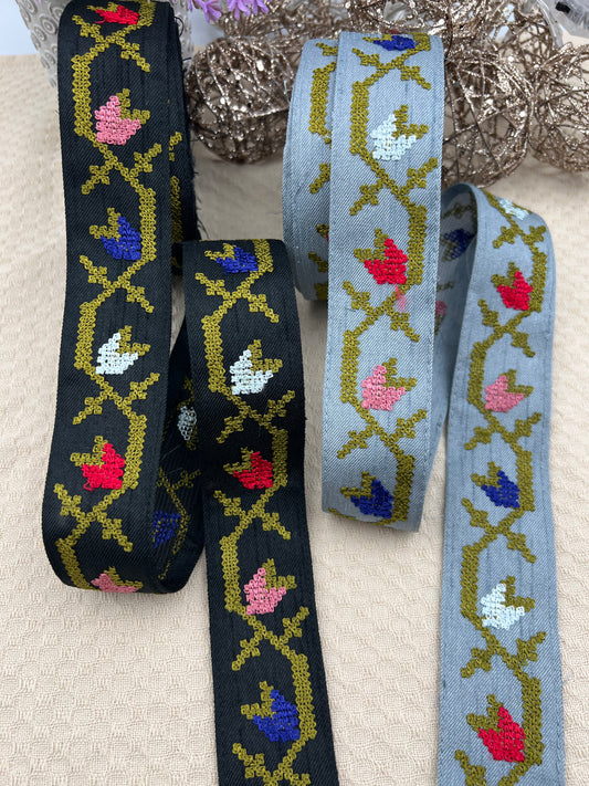 Galon Brodé Tulipes Stylisées – Fond Noir ou Bleu Jean Clair