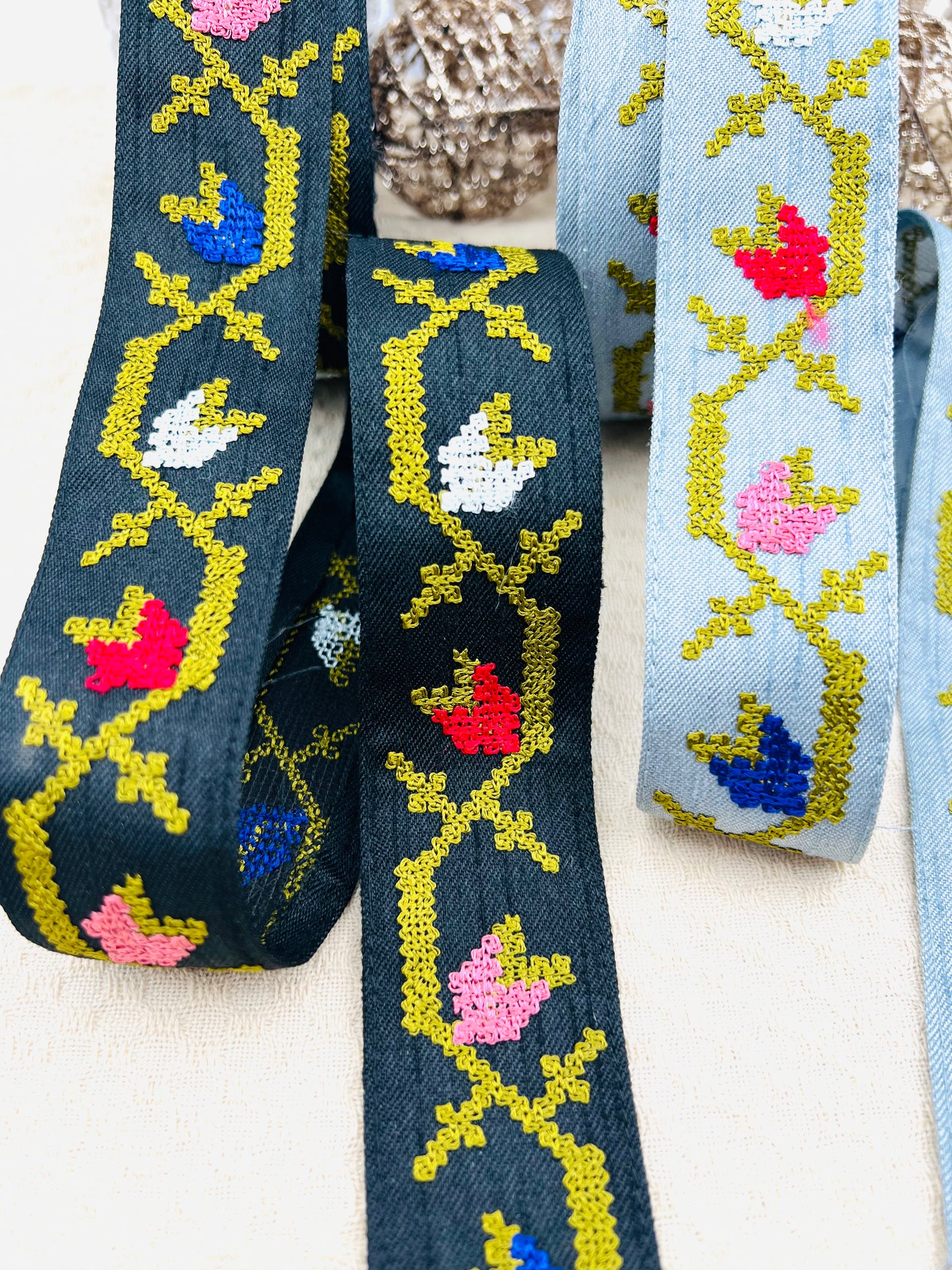 Galon Brodé Tulipes Stylisées – Fond Noir ou Bleu Jean Clair