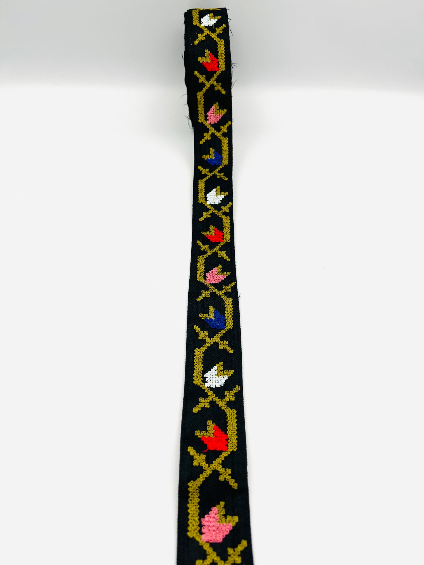 Galon Brodé Tulipes Stylisées – Fond Noir ou Bleu Jean Clair