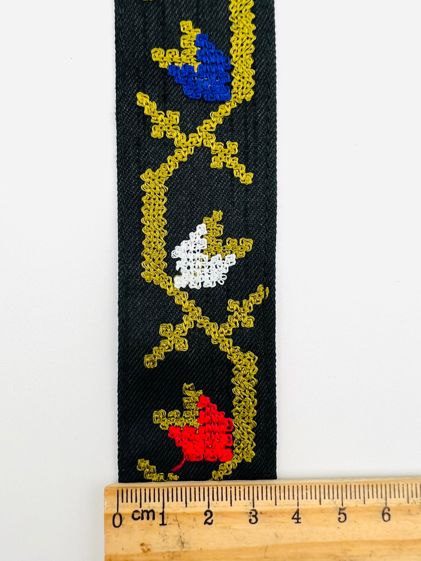 Galon Brodé Tulipes Stylisées – Fond Noir ou Bleu Jean Clair