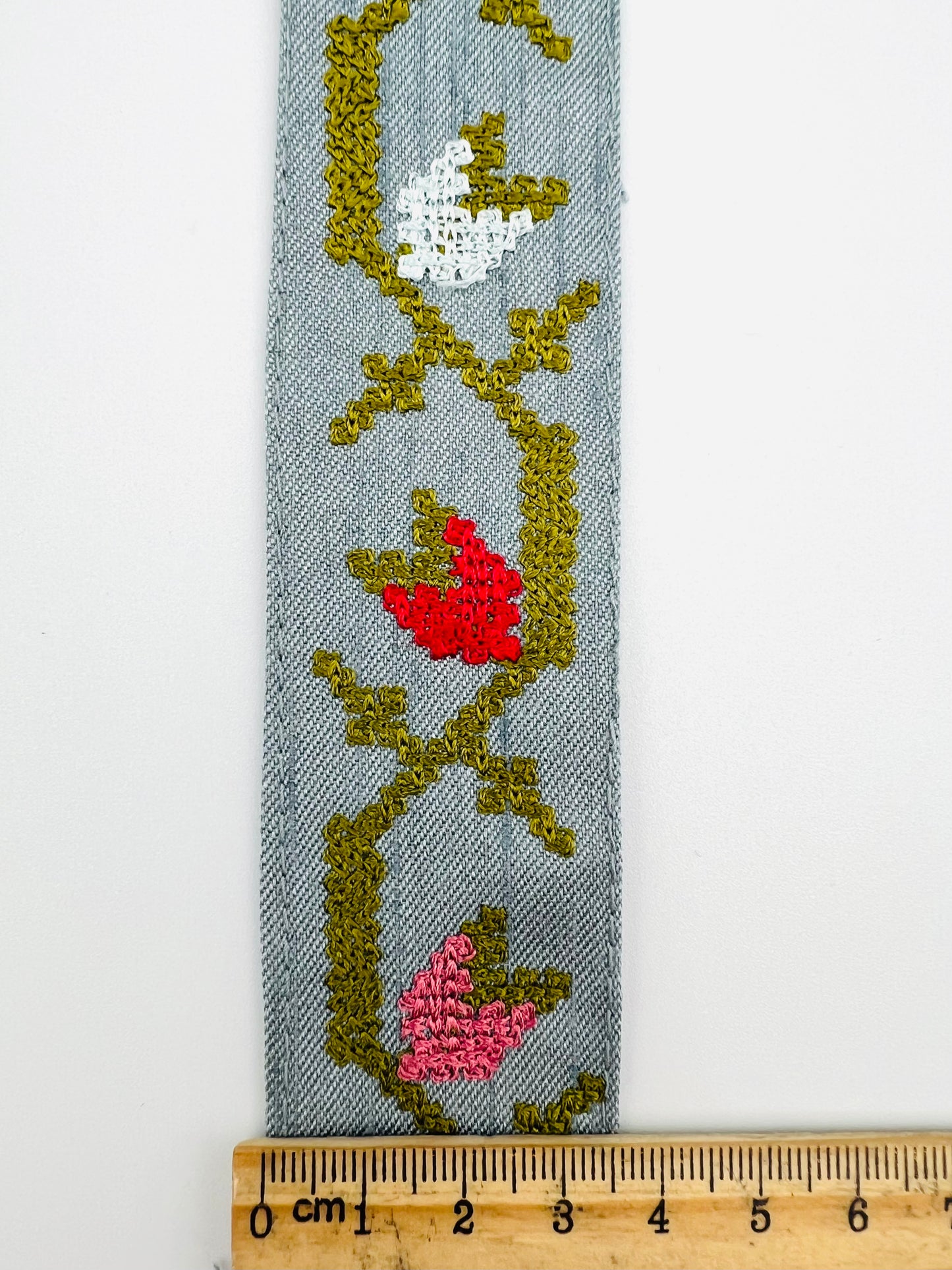 Galon Brodé Tulipes Stylisées – Fond Noir ou Bleu Jean Clair