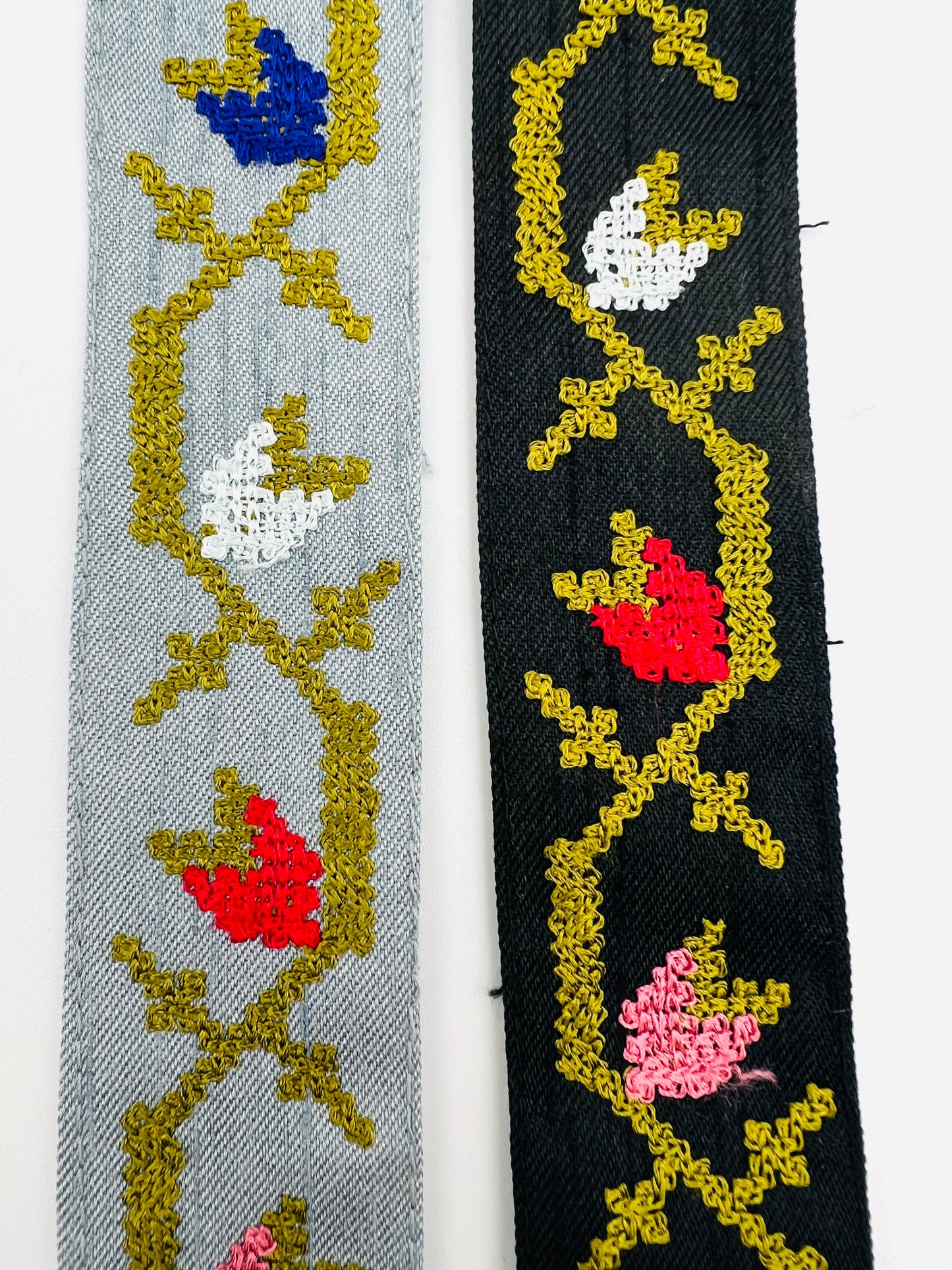 Galon Brodé Tulipes Stylisées – Fond Noir ou Bleu Jean Clair