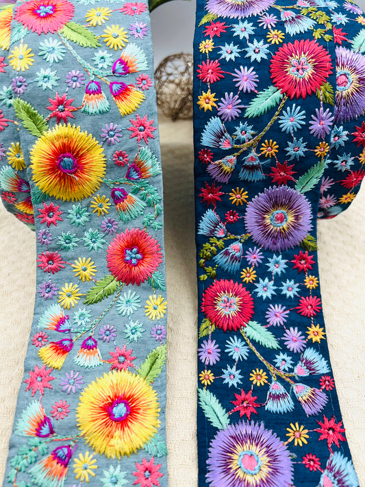 Galon Large Brodé Fleurs Colorées – Fond Bleu Nuit ou Bleu Givré