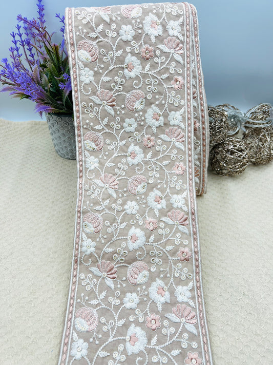 Galon Large Brodé Rose Poudré et Blanc – Motifs Floraux Délicats
