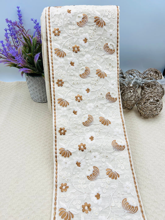 Galon Large Brodé Écru et Caramel – Fleurs et Volutes