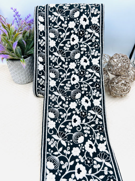 Galon Large Brodé Noir et Blanc – Motifs Floraux Élégants