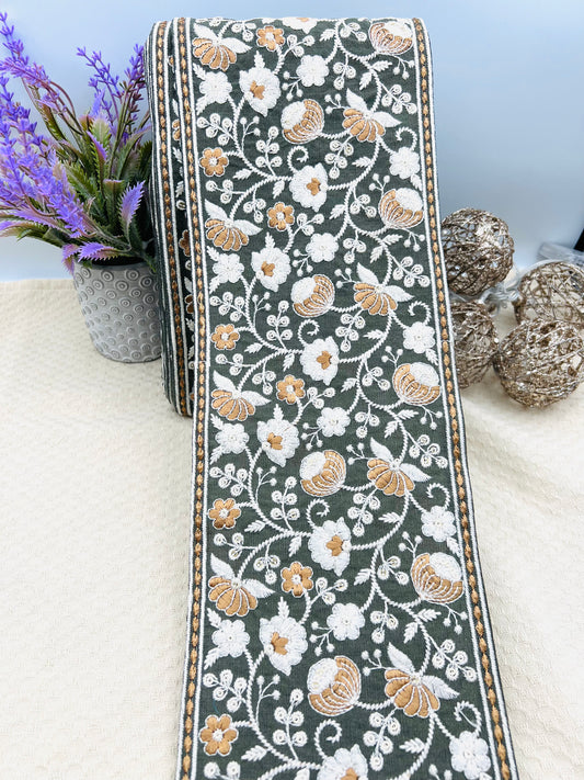 Galon Large Brodé Gris Anthracite, Blanc et Caramel – Fleurs et Volutes