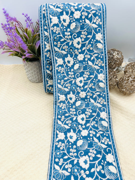 Galon Large Brodé Bleu Intense et Blanc – Fleurs et Volutes