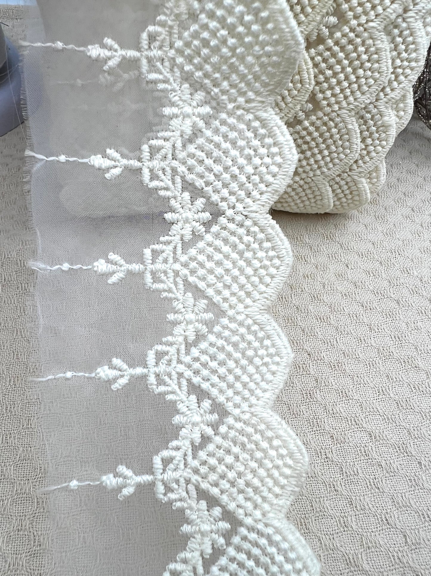 Galon brodé dentelle sur tulle – 3 coloris - 18 mètres